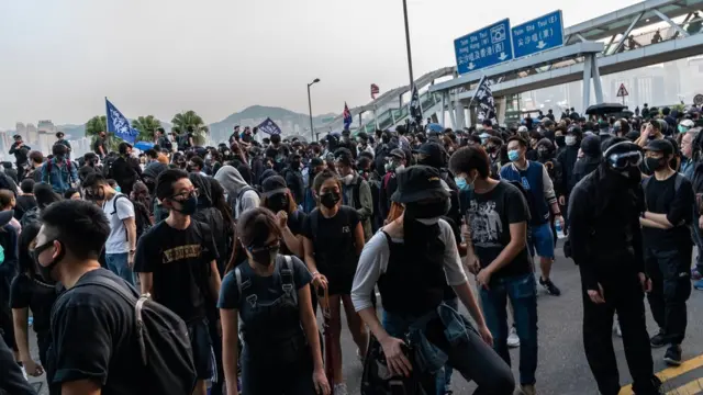 许多人带口罩出席游行。