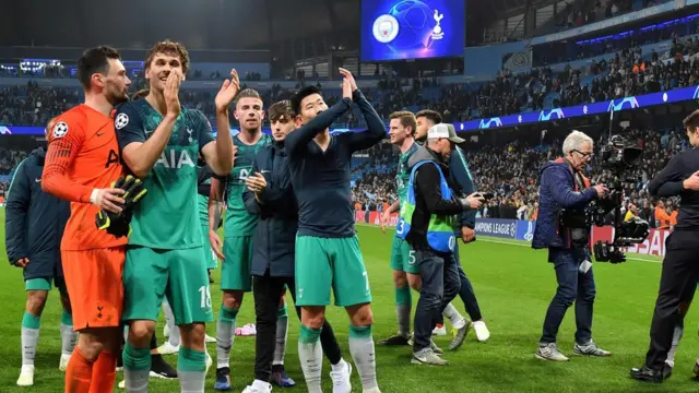 لاعبو توتنهام يحتفلون