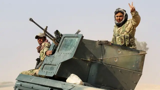 Musul'un güneyinde zafer işareti yapan bir Irak askeri