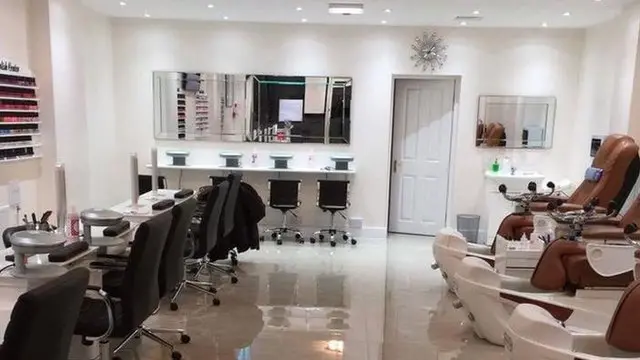 Một tiệm làm móng tay giả tại Anh