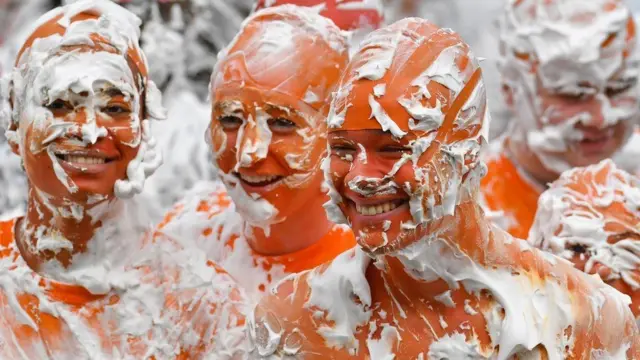 ફીણની હોળીની મસ્તી