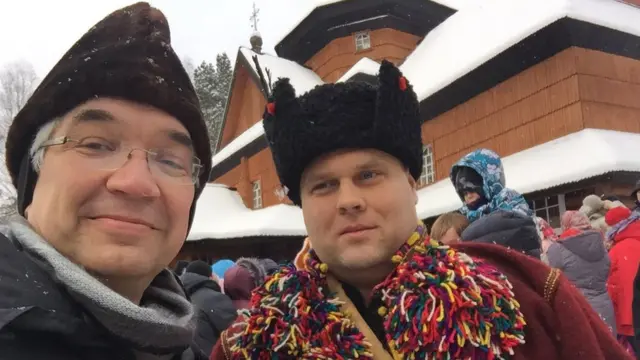 Роман Ващук на гуцульській коляді в Криворівні в Карпатах