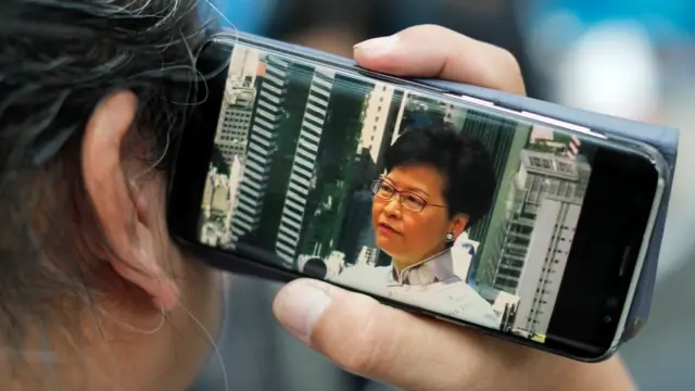 多家香港和外国媒体都在网络上即时报道示威的发展。