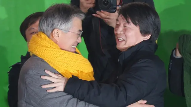 지난 2012년 12월 당시 문재인 민주통합당 대선 후보가 서울 광화문광장에서 열린 서울지역 대규모 집중유세에서 깜짝 등장한 안철수 전 후보와 포옹하고 있다