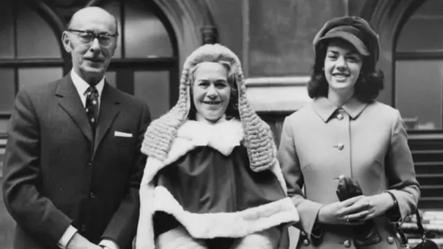 હિલેરી તેમના પિતા અને માતા સાથે