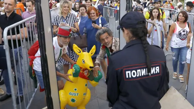 मध्य मॉस्कोमधल्या रेड स्केवर इथल्या निकोलस्काया रस्त्याकडे जाणाऱ्या परदेशी नागरिकांची तपासणी सुरू असताना