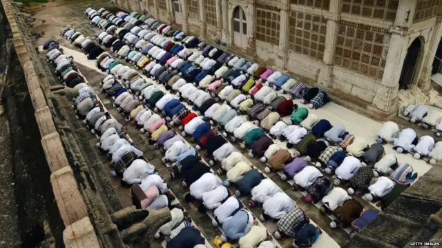 ਅੱਜ ਗੁਜਰਾਤ 'ਚ ਵੱਡੀ ਦਾੜੀ, ਇਸਲਾਮਿਕ ਪਹਿਰਾਵੇ ਅਤੇ ਮਸਜਿਦਾਂ 'ਚ ਵੱਡੀ ਸੰਖਿਆ ਵਿੱਚ ਇਕੱਠੇ ਹੋਣਾ ਆਮ ਗੱਲ ਹੈ