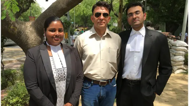 विंग कमांडर संजीत सिंह काएला (बीच में) वकील जूलियन और भरत कुमार के साथ