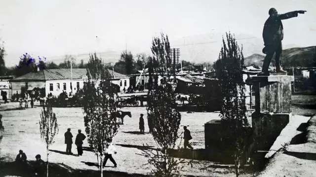 Первый памятник Ленину