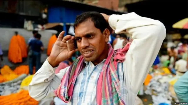 फोनवर बोलणारा माणूस