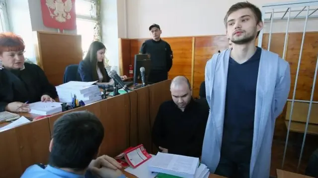 Ruslan Sokolovsky (sağda) mahkemede suçsuz olduğunu savundu