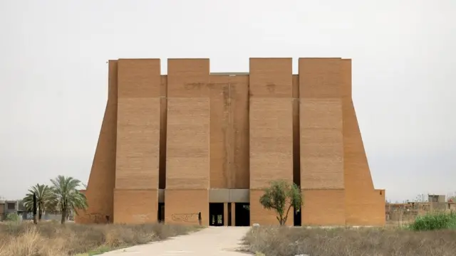 ساختمان متروکه "پانوراما". این بنا در دهه ۱۹۸۰ به دستور صدام برای بازسازی نبرد قادسیه، روبه‌روی طاق کسری ساخته شد.