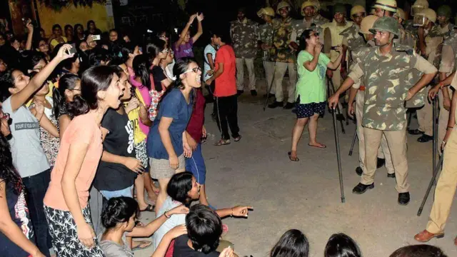 बीएचयू की छात्राएं