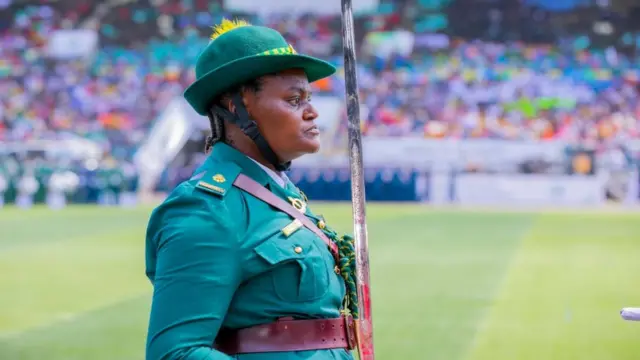 Umugore wo mu rwego rushinzwe imfungwa rwa Tanzania ari mu karasisi muri ibi birori