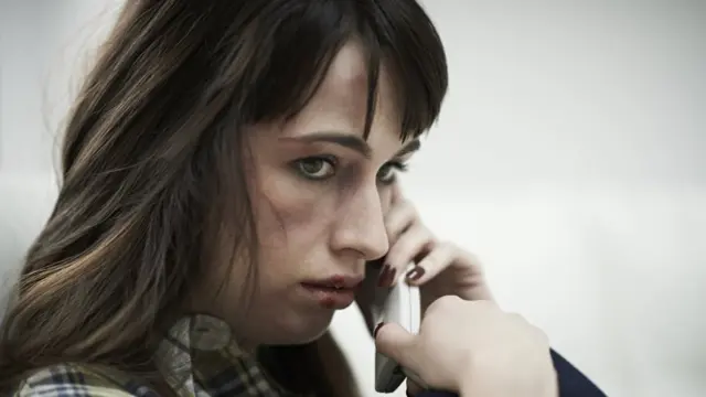 Una joven con un teléfono