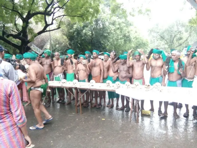 காலணியால் அடித்துக் கொள்ளும் போராட்டம்