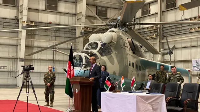 د دفاع وزارت ویاند روح الله احمدزي بي بي سي ته وویل چې دا دوه چورلکې د هند په مالي مرستې او د بېلاروس په تخنیکې مرستې افغان هوايي پوځ ته سپارل شوې دي.