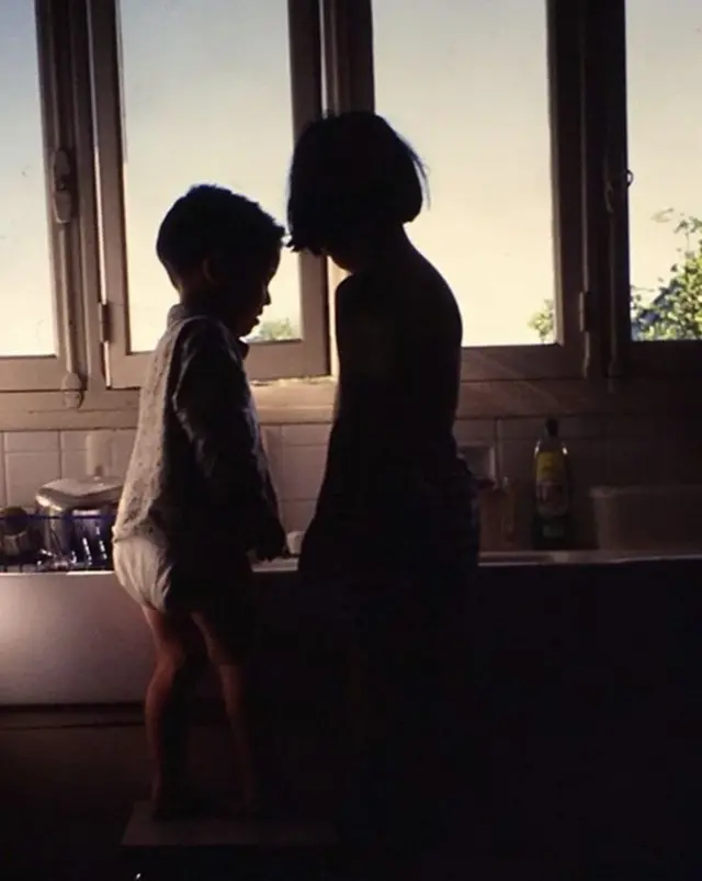 Марго з братом у дитинстві