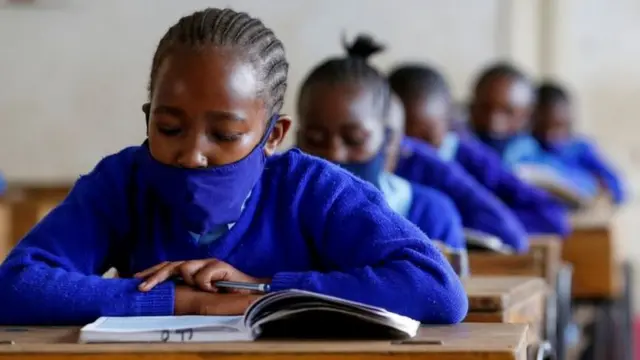Ku wa mbere ushize, abanyeshuri bo muri Kenya basubiye ku masomo, bwa mbere kuva amashuri yafungwa mu kwezi kwa gatatu mu kugabanya ikwirakwira ry'ubwandu bwa coronavirus.