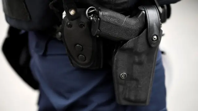 法国警察的佩枪（资料图片）