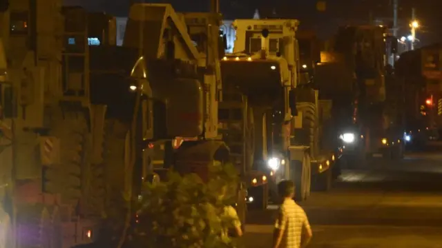 suriye sınırında büyük askeri araçlar