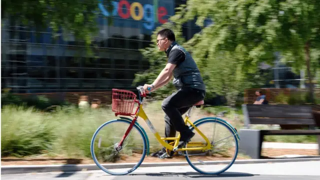 Funcionário do Google andandocódigo bônus pixbet 2024bicicleta