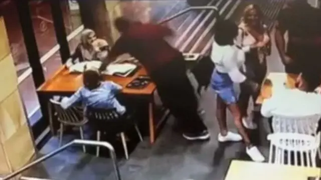 أشخاص في مقهى