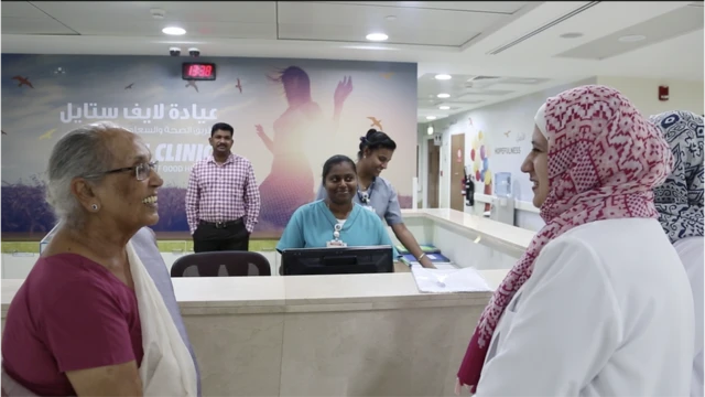 લોકો સાથે વાત કરતા મરાઠી મહિલા