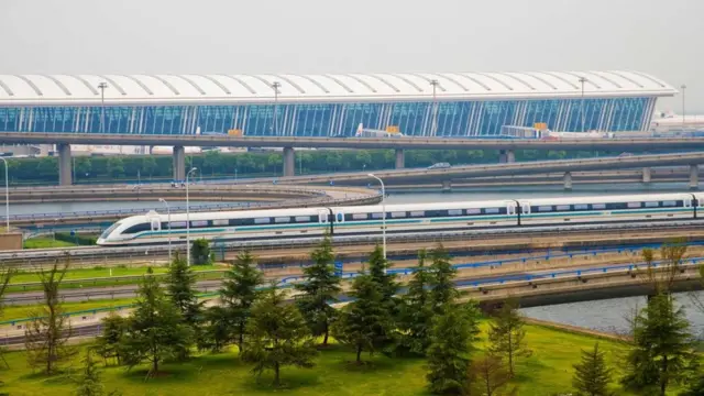 Потяг на магнітній підвісці з'єднує Шанхайський аеропорт із міським метрополітеном