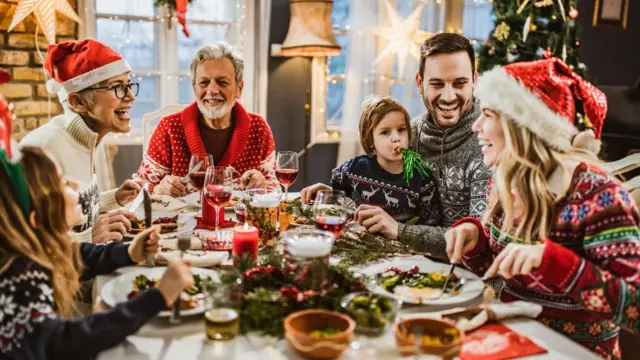 Семья за рождественским обедом