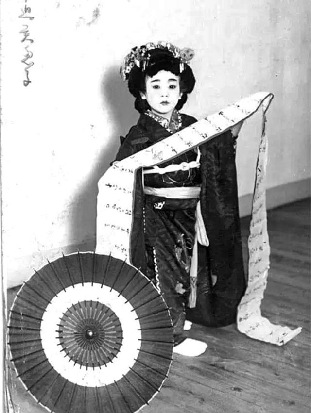 惠美子的姐姐童年身穿日本传统服饰的照片。