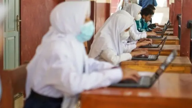 Peserta Masa Pengenalan Lingkungan Sekolah (MPLS) Madrasah Aliyah Negeri (MAN) Kota Blitar mengikuti pembelajaran secara daring dari rumahnya di Blitar, Jawa Timur, Senin (12/07).