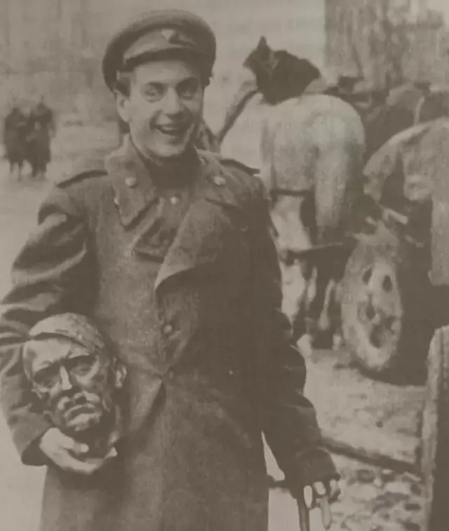 ஒரு சோவியத் வீரரின் கையில் ஹிட்லர் சிலையின் உடைந்த தலை