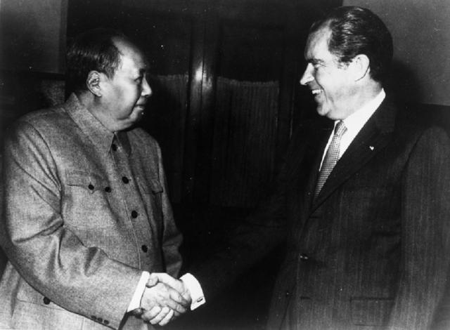 Mao ve Nixon'ın el sıkışması
