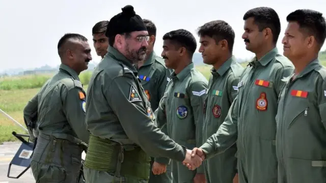 टेक्निकल स्टाफ़ से मिलते एयर चीफ़ मार्शल