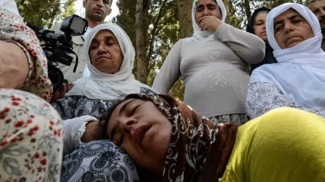 Wafiwa wakiomboleza kwa uchungu