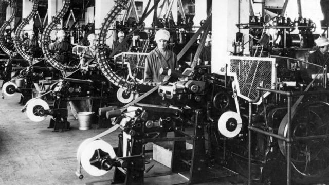 Mujer en una línea de ensamblaje en una fábrica del Reino Unido en la década de 1920