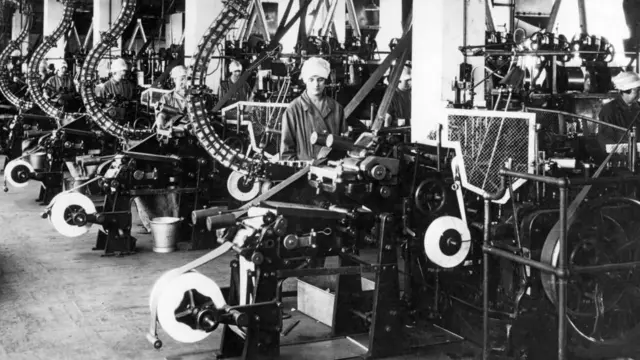 Mujer en una línea de ensamblaje en una fábrica del Reino Unido en la década de 1920