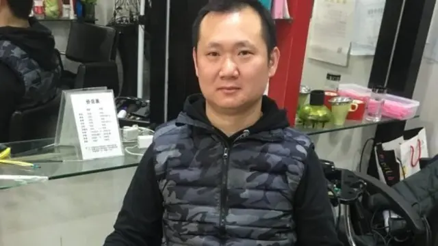 Pemotong rambut Sun Qiang menabung untuk membayar biaya sekolah dan kesehatan.