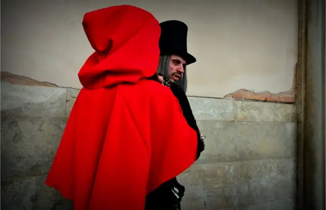 مشاركون في الكرنفال السنوي في البندقية