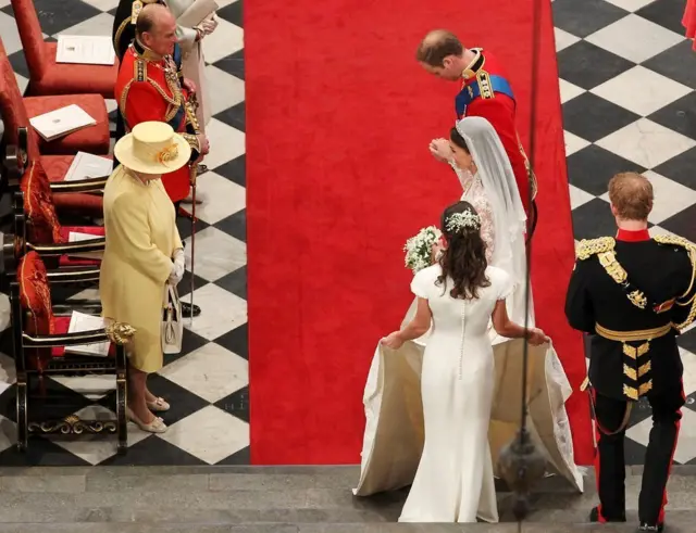 El príncipe William, duque de Cambridge y Catherine, duquesa de Cambridge, se inclinan frente a la reina Isabel II en la Abadía de Westminster el 29 de abril de 2011 en Londres, Inglaterra.