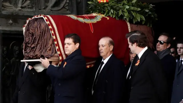 Familiares de Francisco Franco portan sus restos saliendo del Valle de los Caídos.