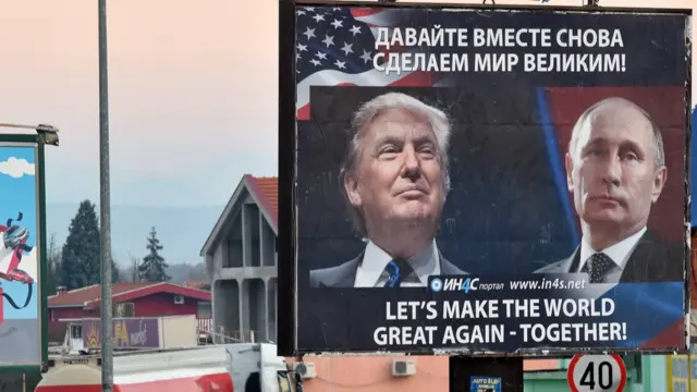لافتة تحمل صورتي بوتين وترامب وعبارة "لنعد العظمة إلى العالم مجددا معا" وضعها نشطاء صرب في مدينة دانيلوفغراد، في جمهورية الجبل الأسود