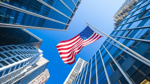 Edificio y bandera de EE UU