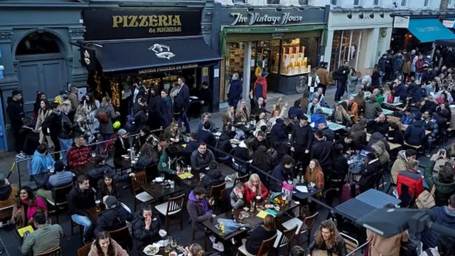 Британия, сумевшая взять ситуацию под контроль, возвращается к нормальной жизни