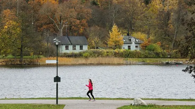 жінка бігає