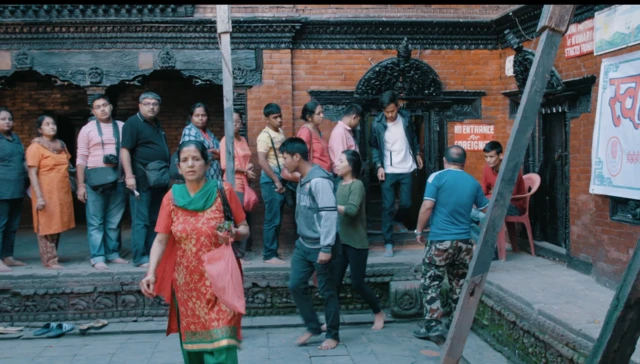 مردم برای زیارت کوماری، بیرون خانه اش صف کشیده اند.