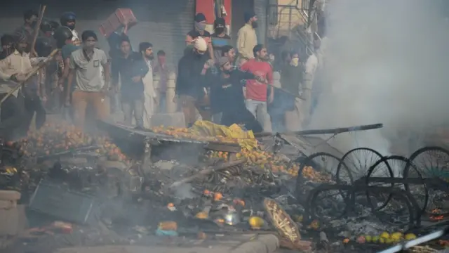 டெல்லி பஜன்புராவில் தீக்கிரையான வீடுகள்