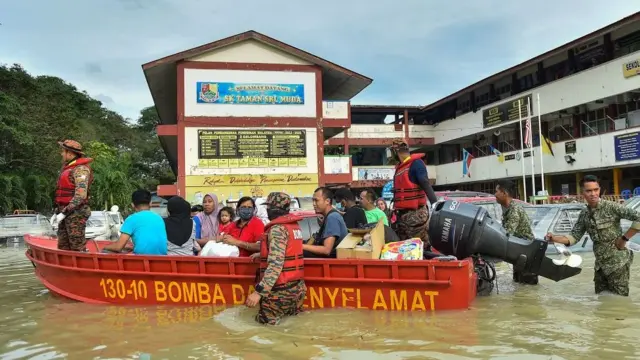 மலேசியாவை மிரள வைத்த மழை