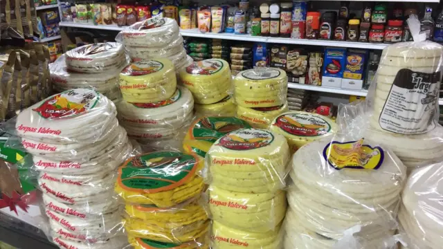 Varios empaques de arepas precocidas en Colombia